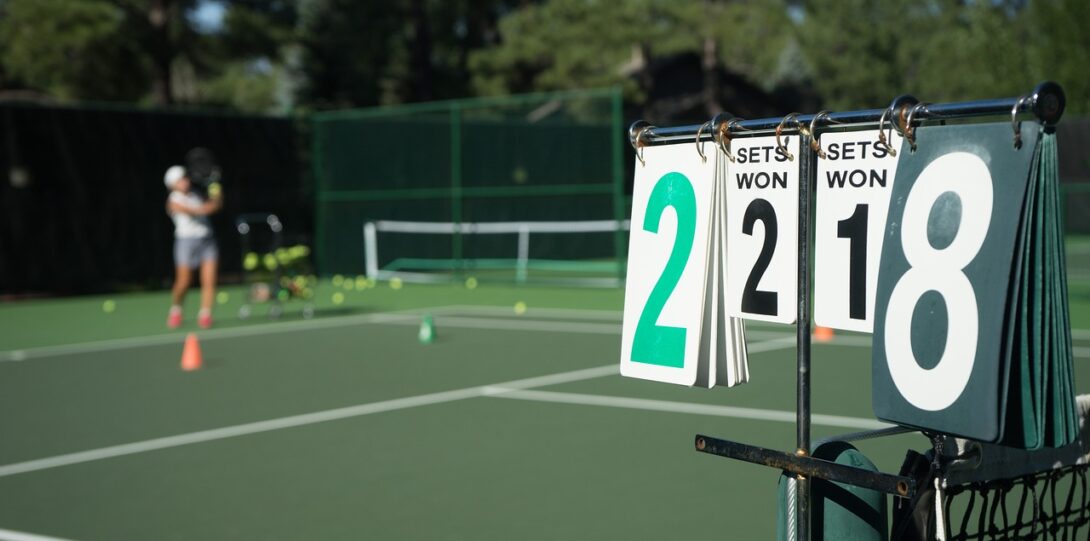 woman playing tennis